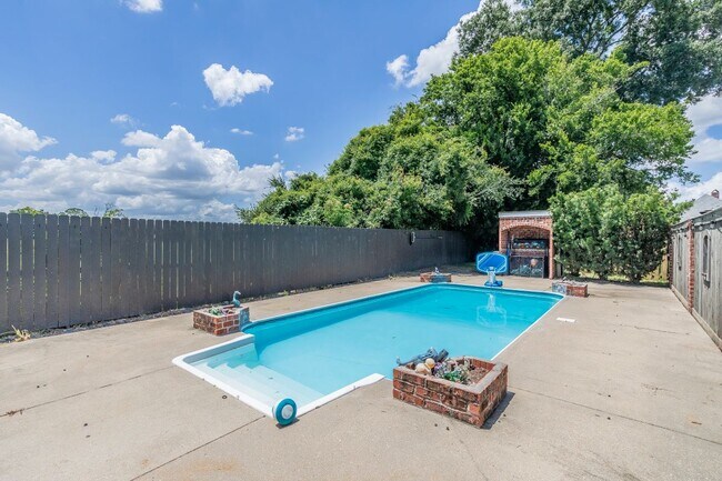 Foto del edificio - 300 Oak Hollow Dr