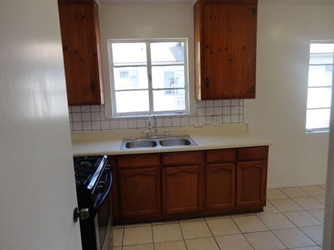 Building Photo - Nice 2 + 1 (5) Unit Complex Van Nuys