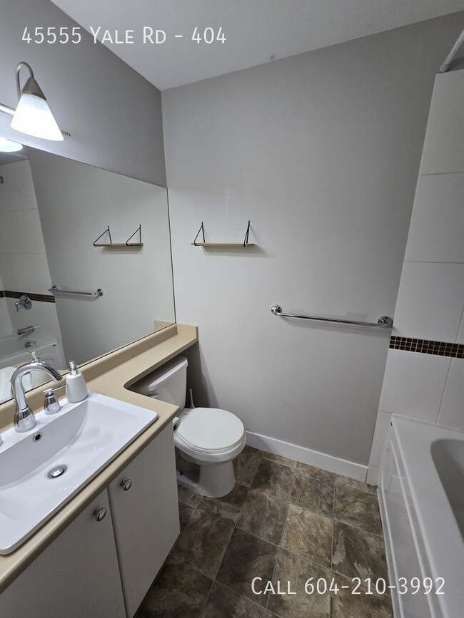 Building Photo - Corner Unit Condo in Chilliwack