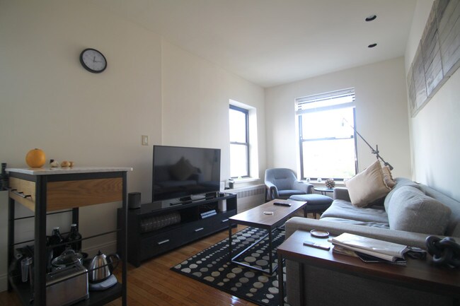 Building Photo - 272 Bleecker St