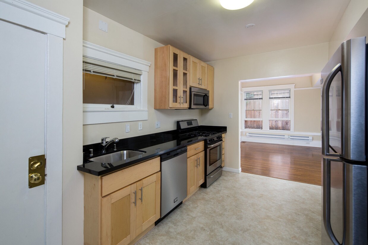 Primary Photo - 1706 Steiner St