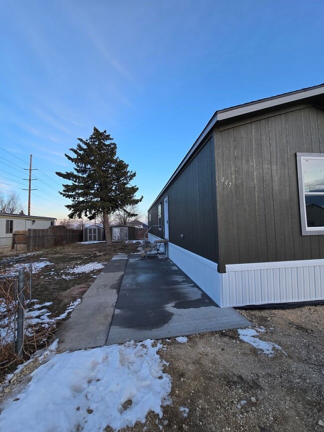 Building Photo - 447 Badger Ln