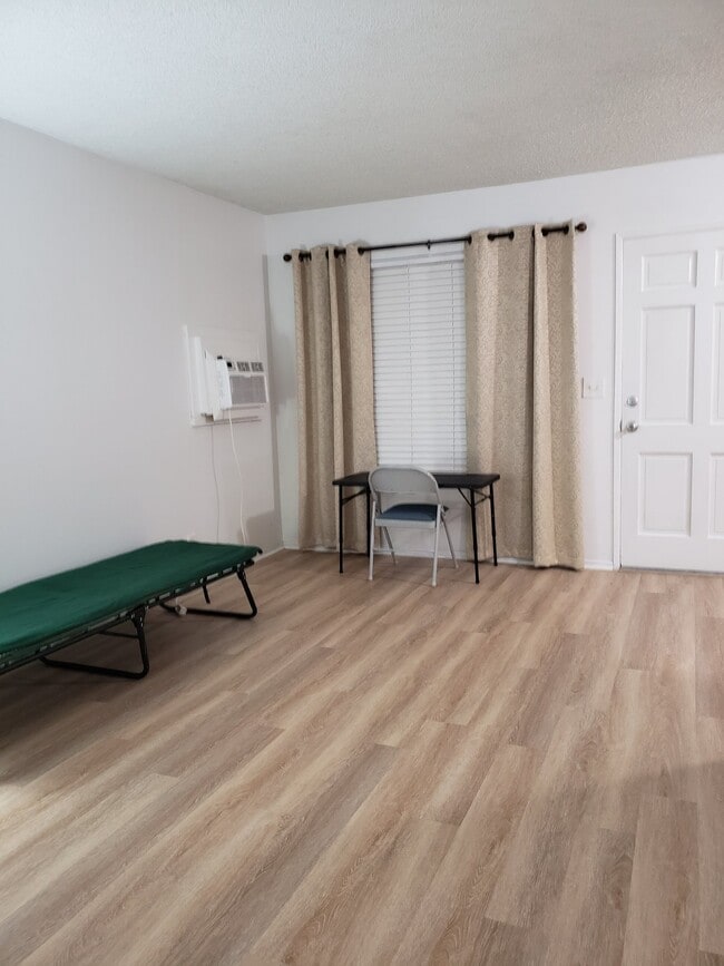 Foto del edificio - 150 E Lakeshore Dr