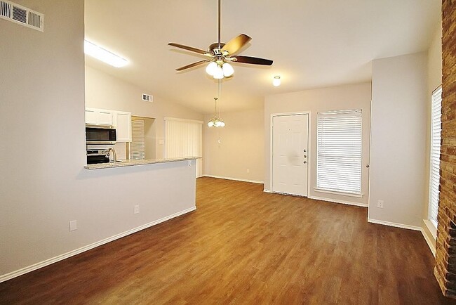 Building Photo - 6620 S Creek Dr