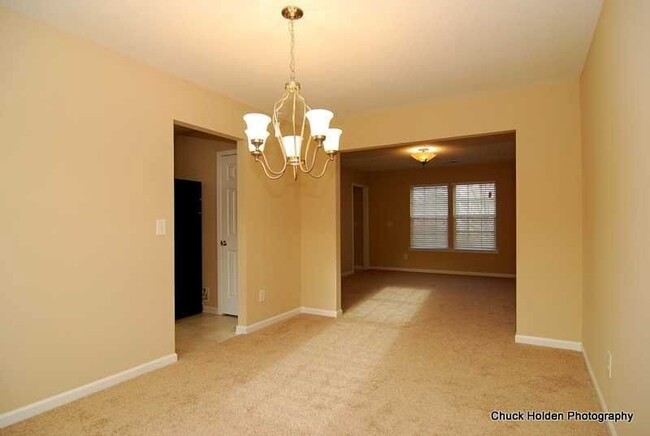 Building Photo - Charming 4 Bedroom Home Located in Jacob's...