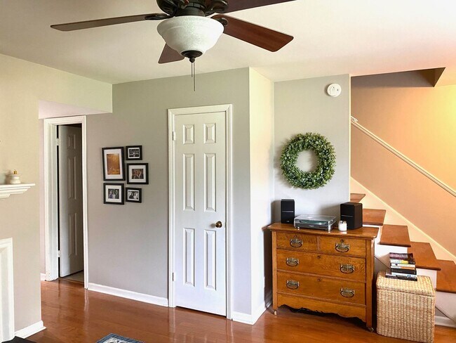 Foto del edificio - 2 Bed, 1.5 Bathroom Townhome with 2 Vehicl...