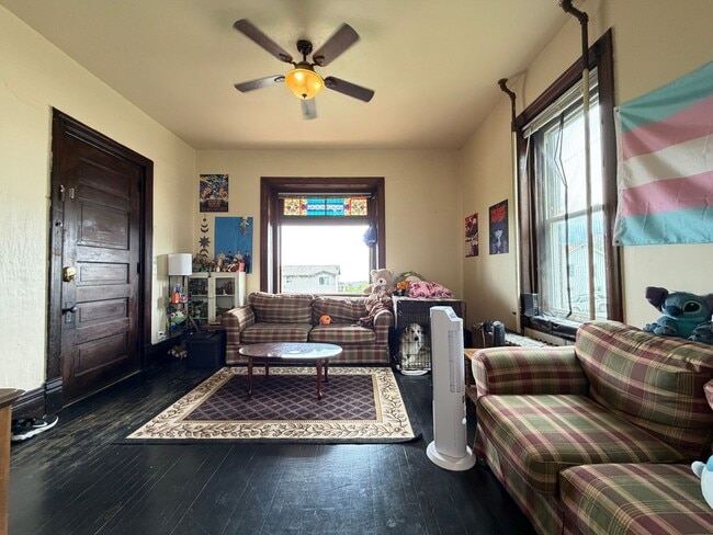Building Photo - Large 3 Bedroom Open August