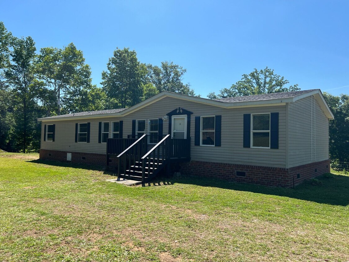 Primary Photo - Nice 3 Bedroom 2 Bath Available Now! Sched...