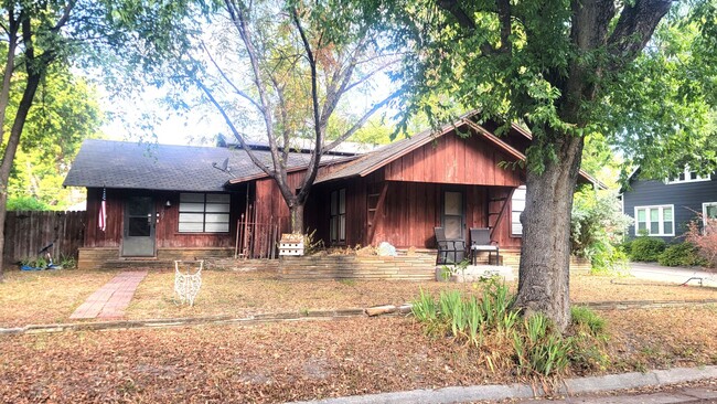 Building Photo - Grand in Glen Rose