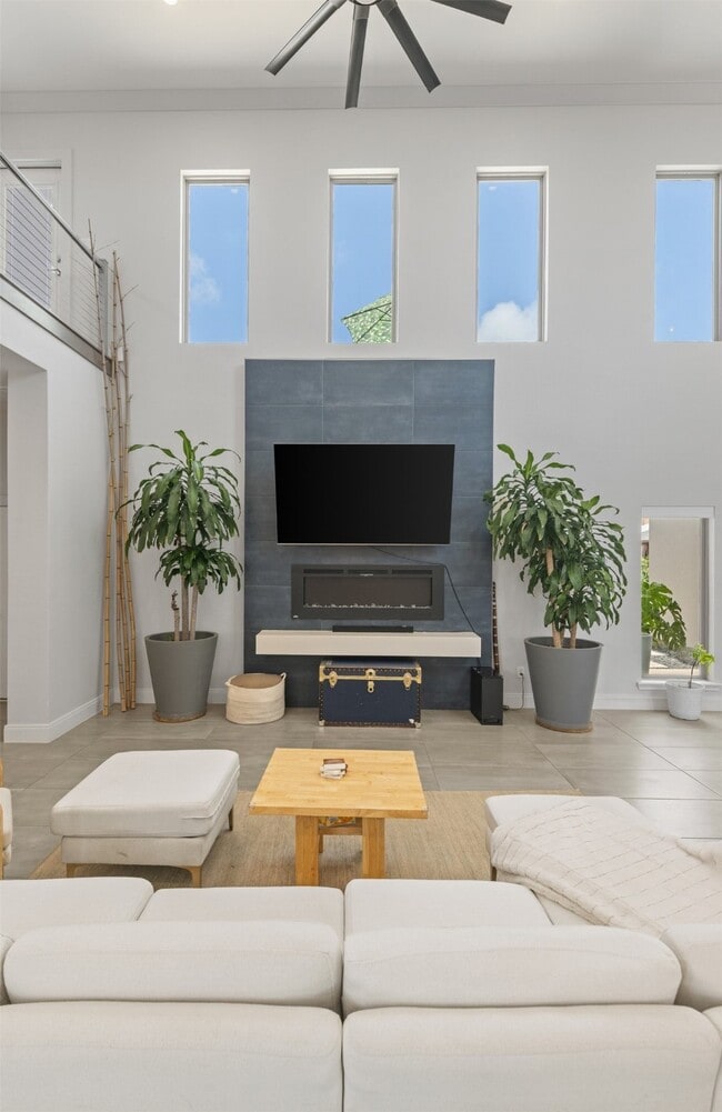 Building Photo - 15130 Reales Dr