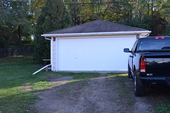 1.5 stall garage - 1588 Case Ave