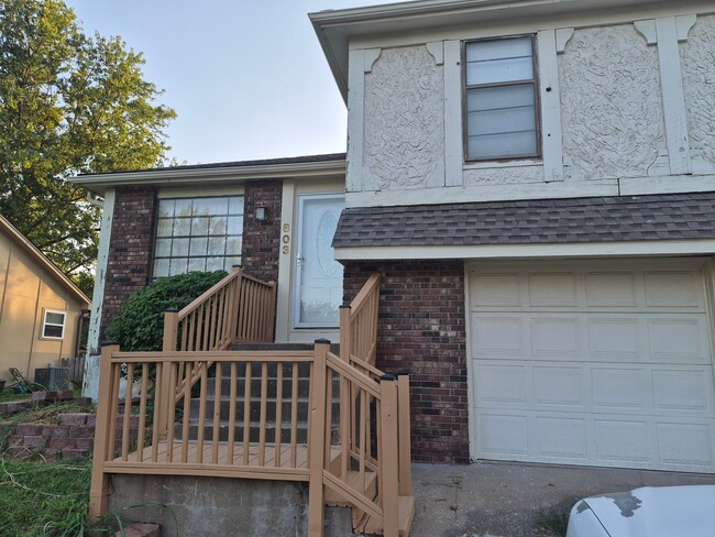 Building Photo - 803 S Medford Cir