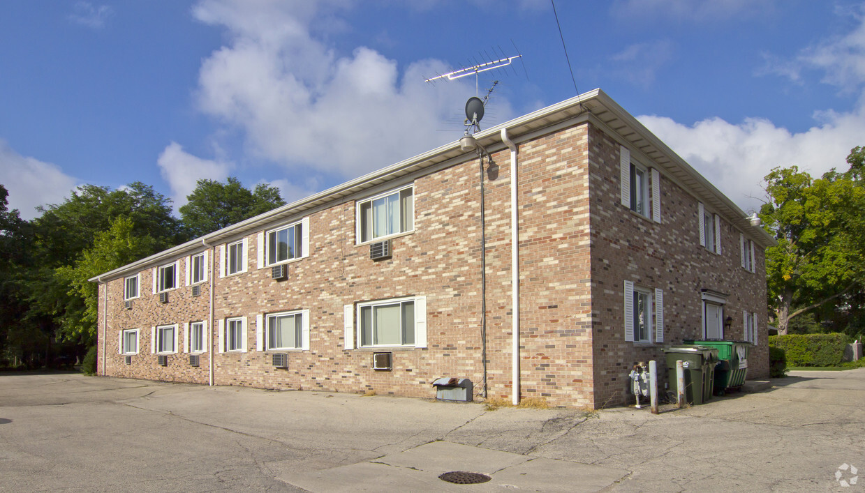 Building Photo - Carriage House