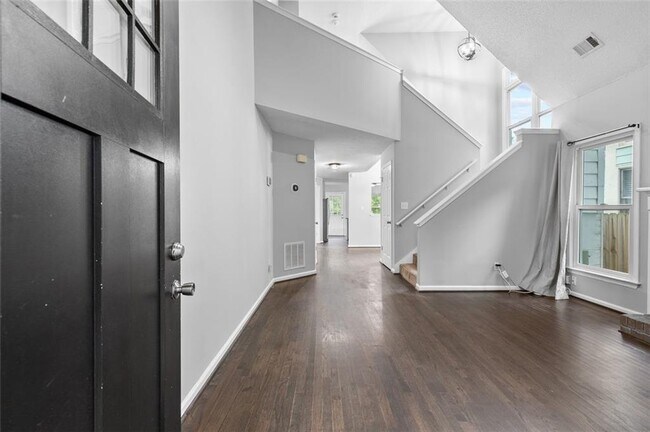 Building Photo - 969 Oak St SW