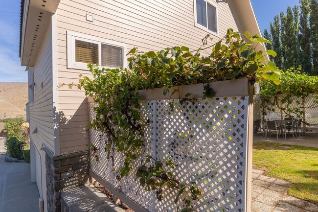 Building Photo - Luxurious Fully Furnished 3-Bedroom, 4-Bathroom Home – Move-In Ready!