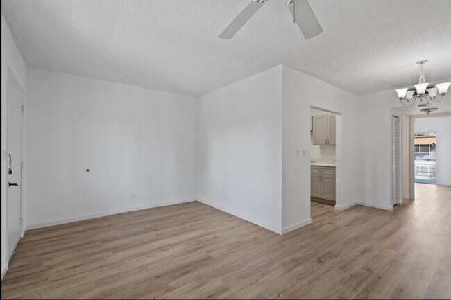 Foto del edificio - 6289 Lear Dr