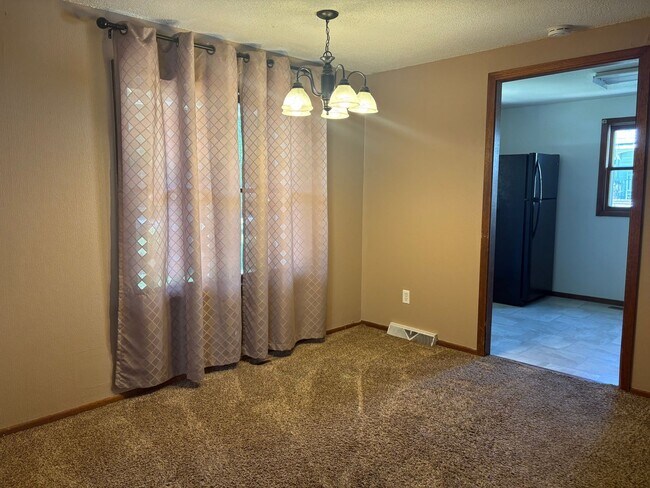 Building Photo - Beautiful 3 bedroom 2 bathroom