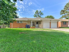 Building Photo - 2104 SW 68th St