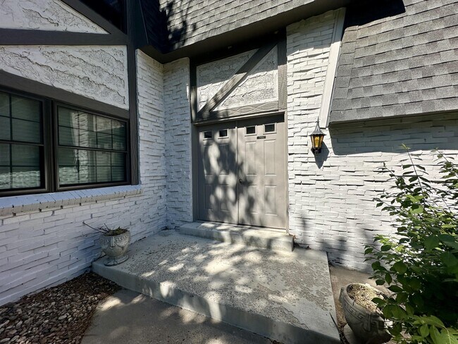 Building Photo - 3511 S Hillcrest Dr