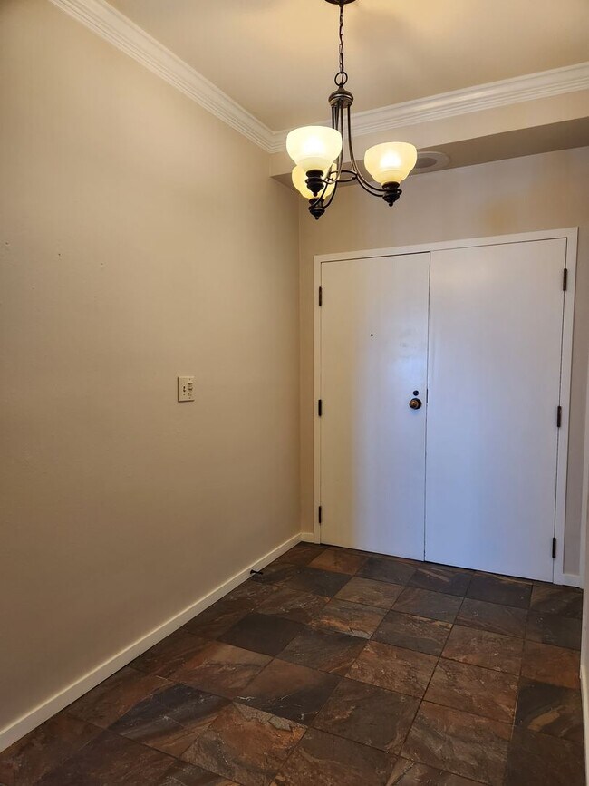 Building Photo - Condo in the heart of Downtown with Views! Parking Space!