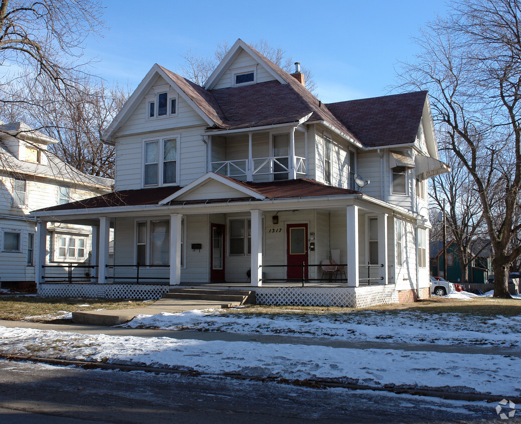 Building Photo - 2325 Carpenter Ave