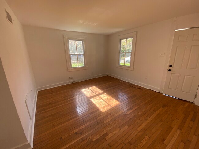 Building Photo - 204 11th St