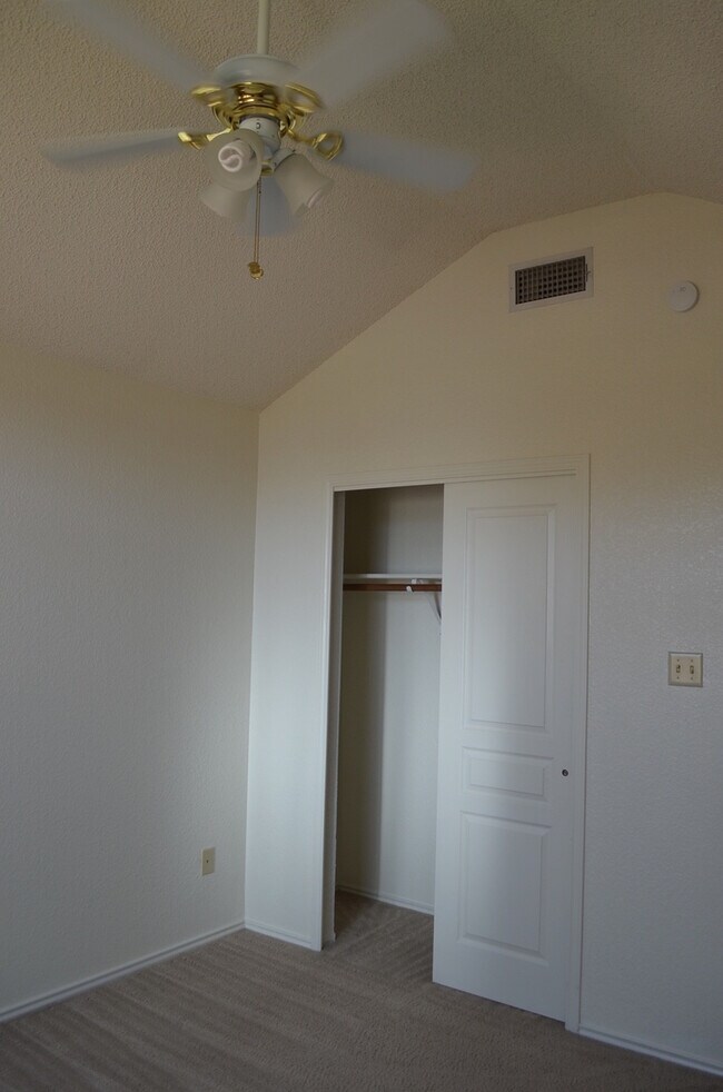 Building Photo - 2521 Creek Dr
