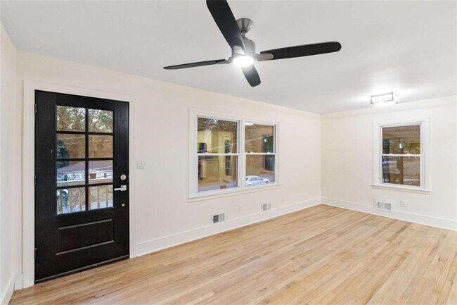 Foto del edificio - 6048 Blackhawk Trail SE