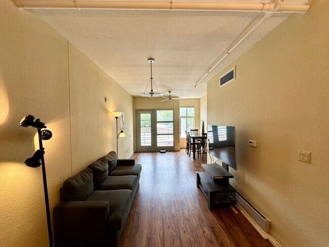Building Photo - 2/2 Apartment Walking Distance from UT