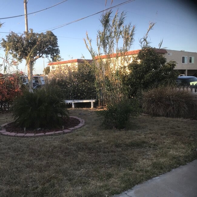 Building Photo - 626 Emory St