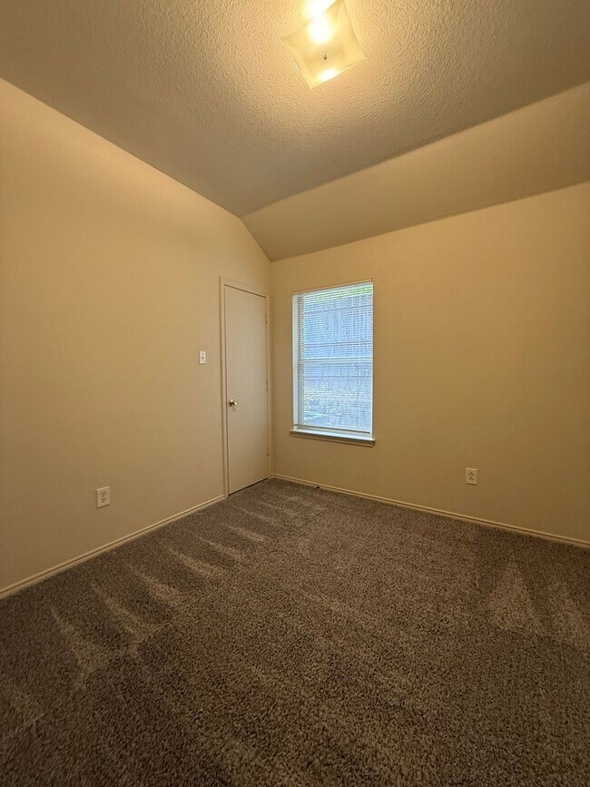 Foto del edificio - 3/2/2 Duplex with Fenced Back Yard