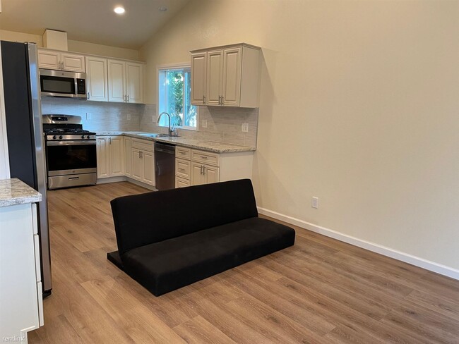 Building Photo - 2 br, 2 bath Duplex - 879 Central Avenue