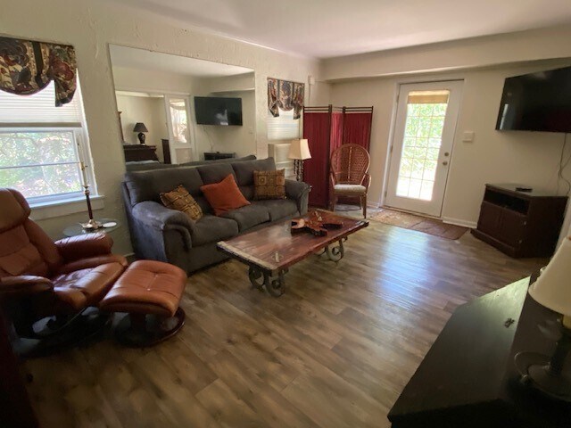 Vista de la sala de estar con la entrada. - 862 Forest Ridge Dr W
