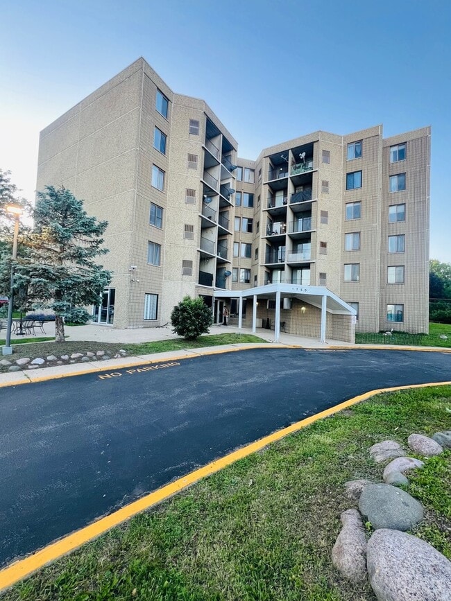 Building Photo - 1750 N Marywood Ave