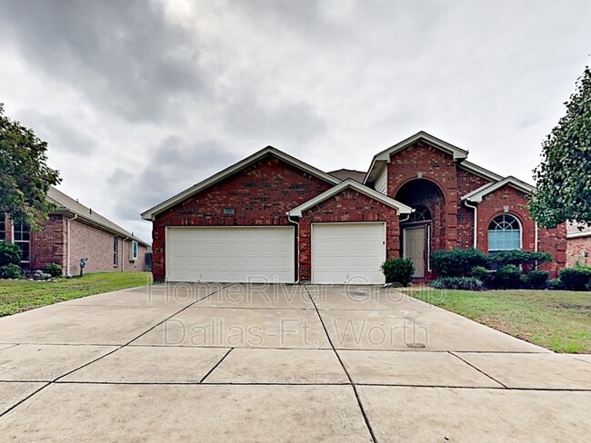 Building Photo - 2024 El Camino Dr