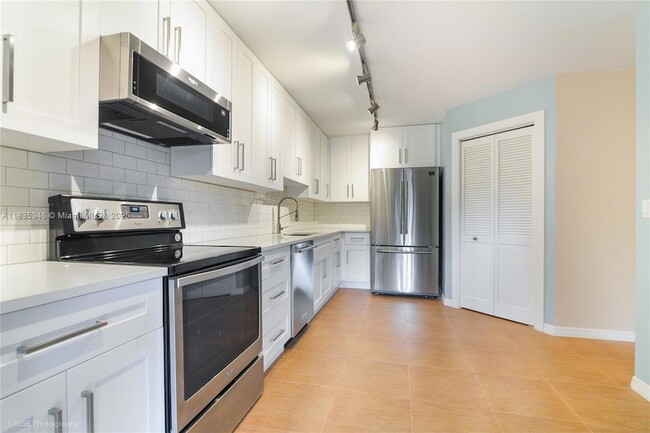 Foto del edificio - 567 Racquet Club Rd