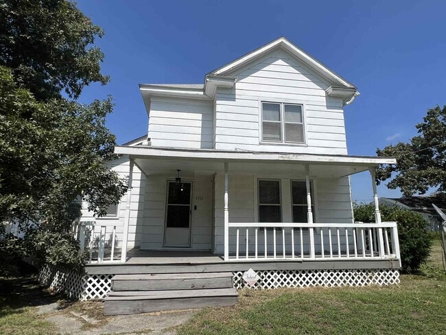 Building Photo - Charming 3 bedroom / 2 bathroom home with ...