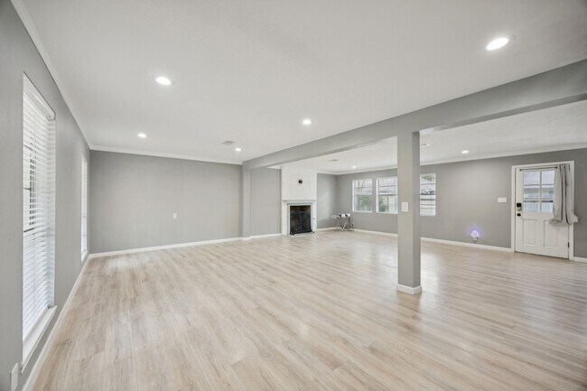 Building Photo - 553 Cane River Ln