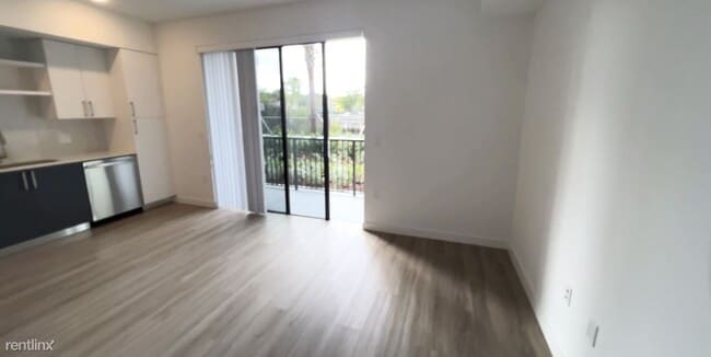 Building Photo - 2 br, 2 bath Condo - 3060 NE 6th Ave. 403