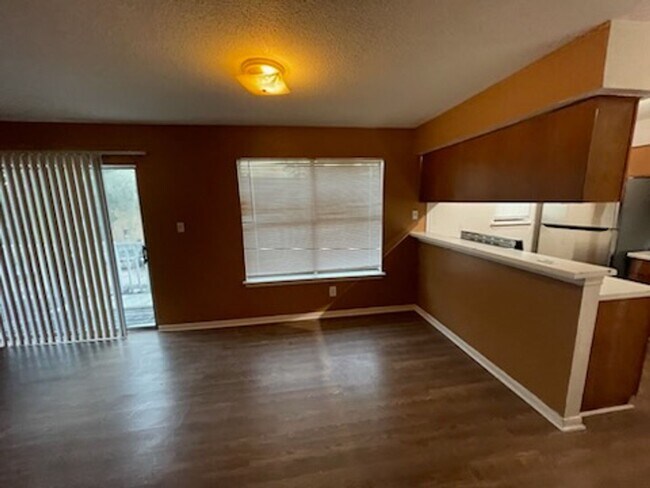 Foto del edificio - 3225 Hirschfield Rd