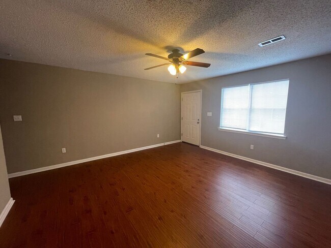 Foto del edificio - PRE-LEASING AUGUST 2026!