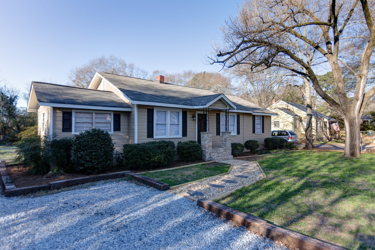 Primary Photo - 4 BR 4 BA in Normaltown!