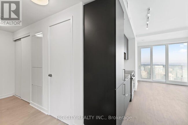 Building Photo - 3900-3900 Confederation Pkwy