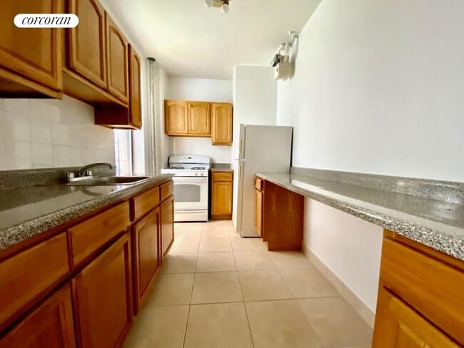 Foto del edificio - 585 Isham St