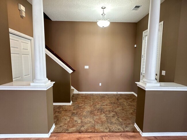 Building Photo - St Louis Park Town Home, Private 2 Car Gar...