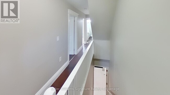 Building Photo - 104-104 Rosslyn Ave N