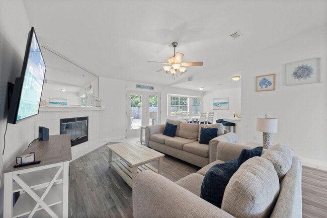 Building Photo - 406 Shorewood Cir