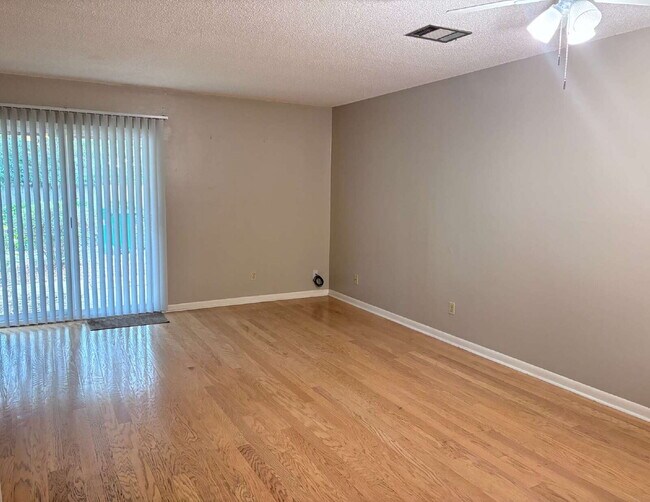 Foto del edificio - $200.00 Off First Months Rent!