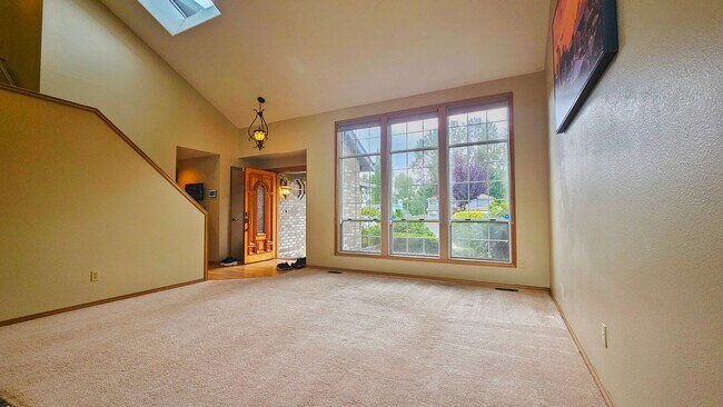 Building Photo - Beautiful 3 Bed 2.5 Bath Home in Sought Af...