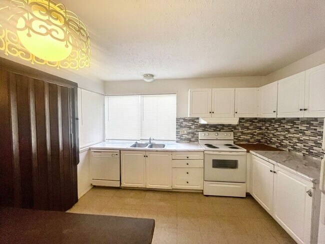 Foto del edificio - Charming 3-Bedroom Ranch with Fenced Yard ...
